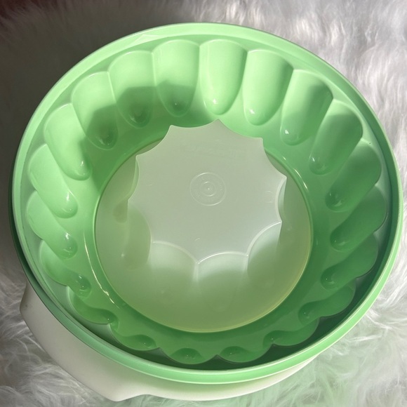 Tupperware Mint Green and White Jello-Ring - Picture 3 of 6